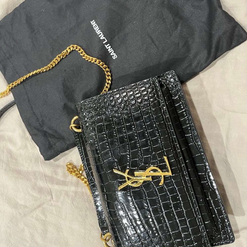 SUNSET CHAIN WALLET IN CROCODILE-EMBOSSED SHINY LEATHER